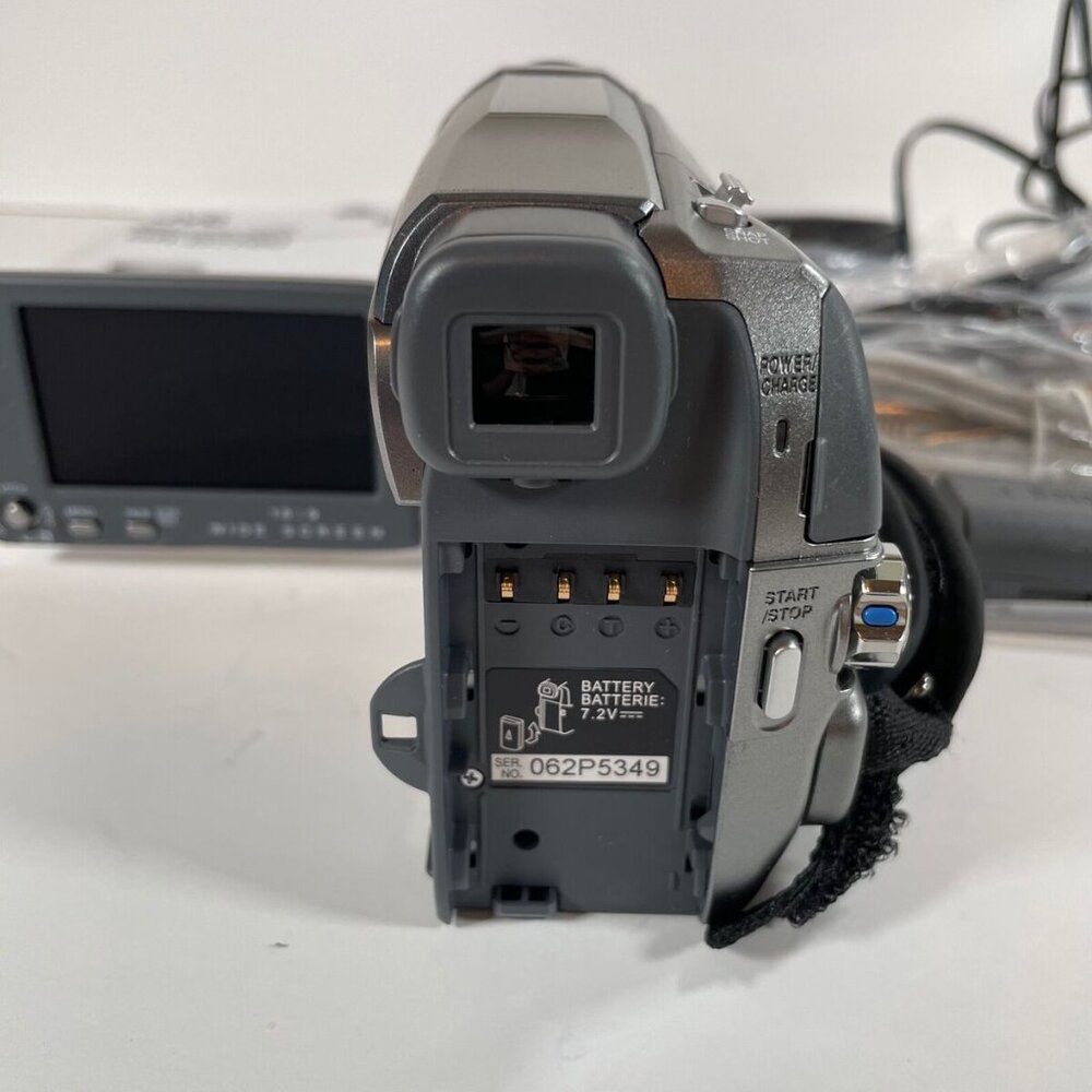 JVC GR-D770 Mini DV  Flash Media Camcorder
